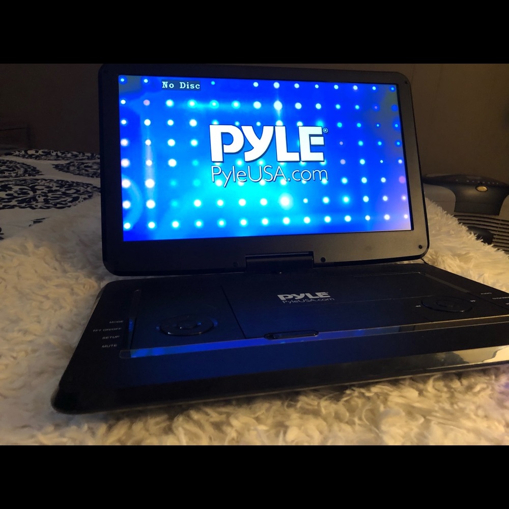 Pyle USA Portable Multimedia Player 15.6” Display